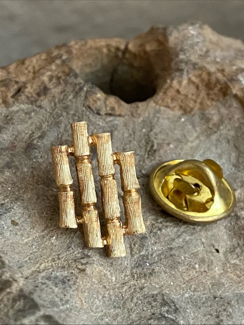5/$10❤️❤️❤️Vintage 70s Gold Tone Bamboo Pin